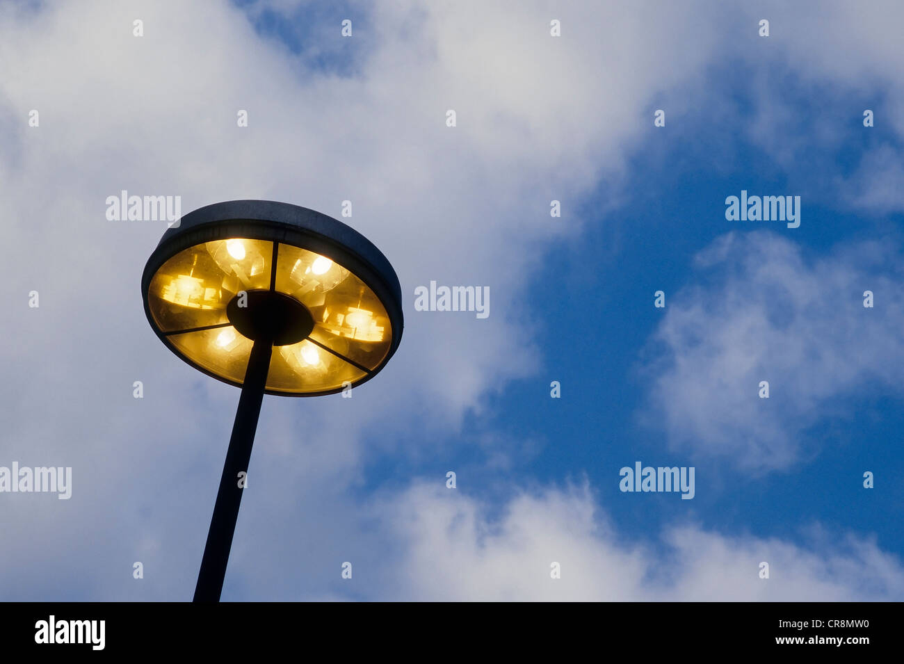 Lichtmast mit sechs Lampen auf einem Industriegelände eingeschaltet, Krefeld, Nordrhein-Westfalen, Deutschland Stockfoto