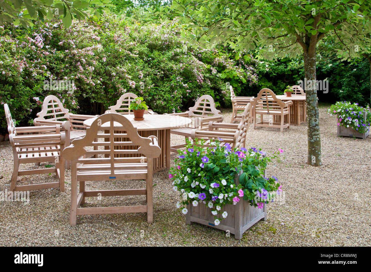 Blick auf den Sitzgelegenheiten im Freien auf der Terrasse Kies von Rasenflächen Manor in Berkshire, England, UK Stockfoto