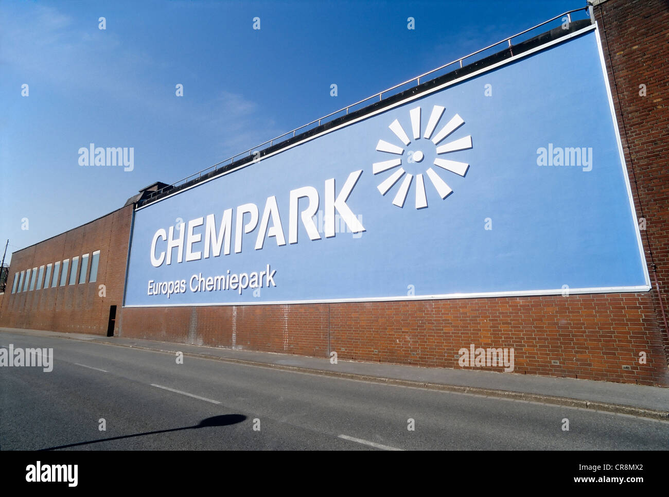 Riesige Chempark-Logo, früher bekannt als Bayer Industry Services, Uerdingen, Krefeld, Nordrhein-Westfalen District Stockfoto