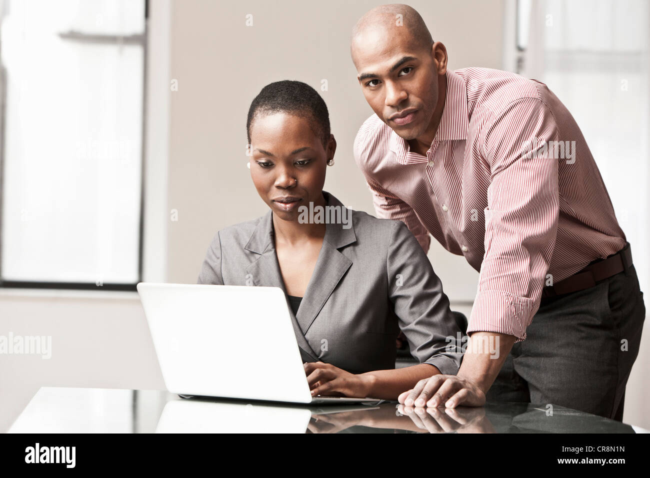 Zwei Kollegen mit laptop Stockfoto