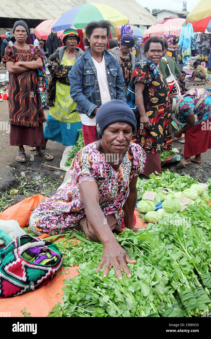 Frauen auf dem Obst- und Gemüsemarkt in Goroka, Papua-Neu-Guinea Stockfoto