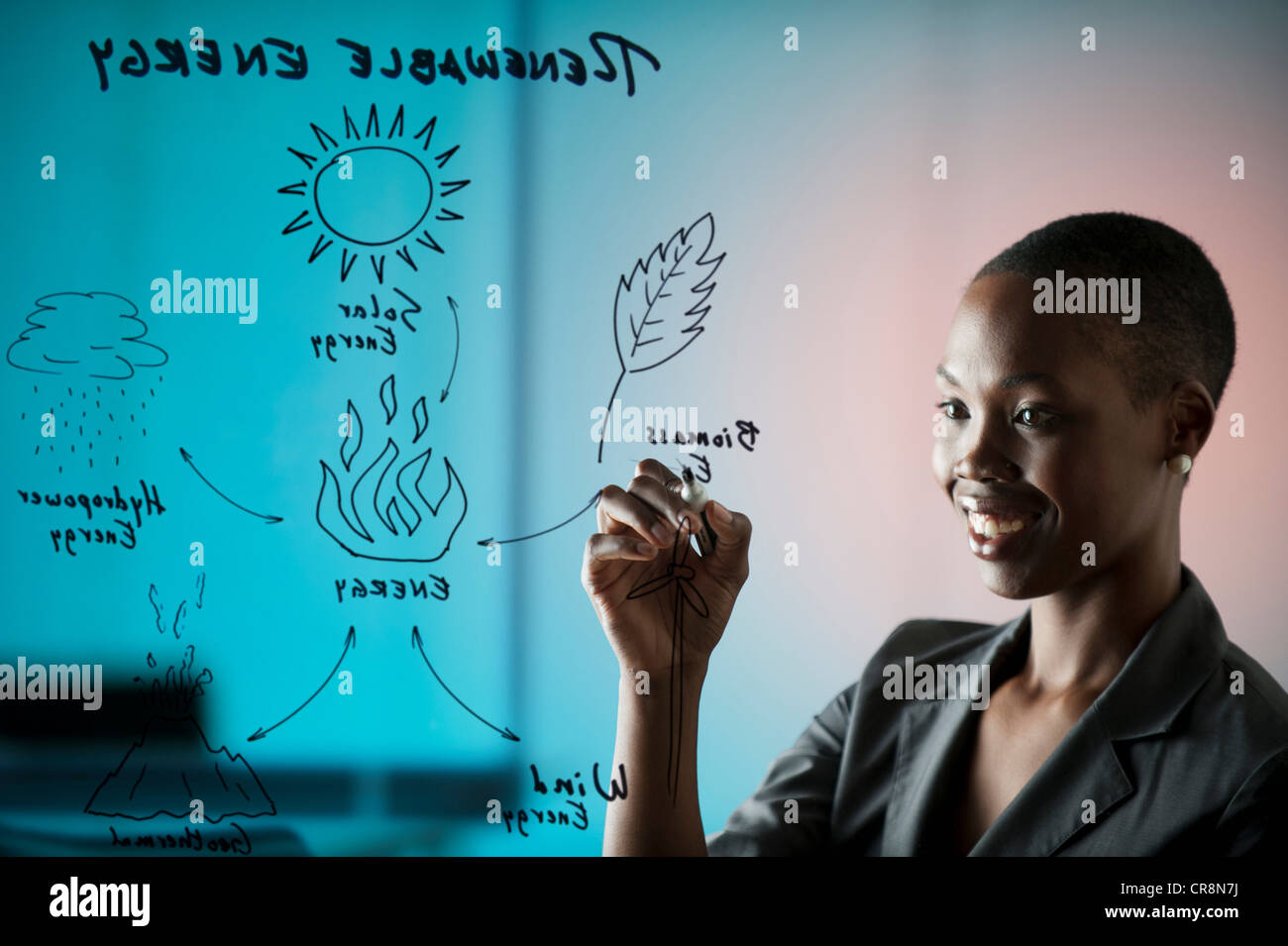 Junge Frau, die Diagramm-Fenster zeichnen Stockfoto