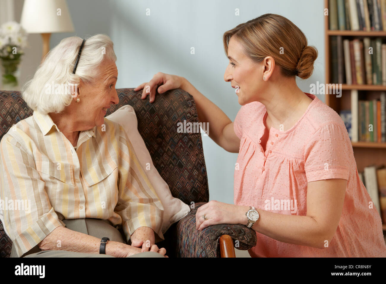 Tochter besuchen ältere Mutter im Pflegeheim Stockfoto
