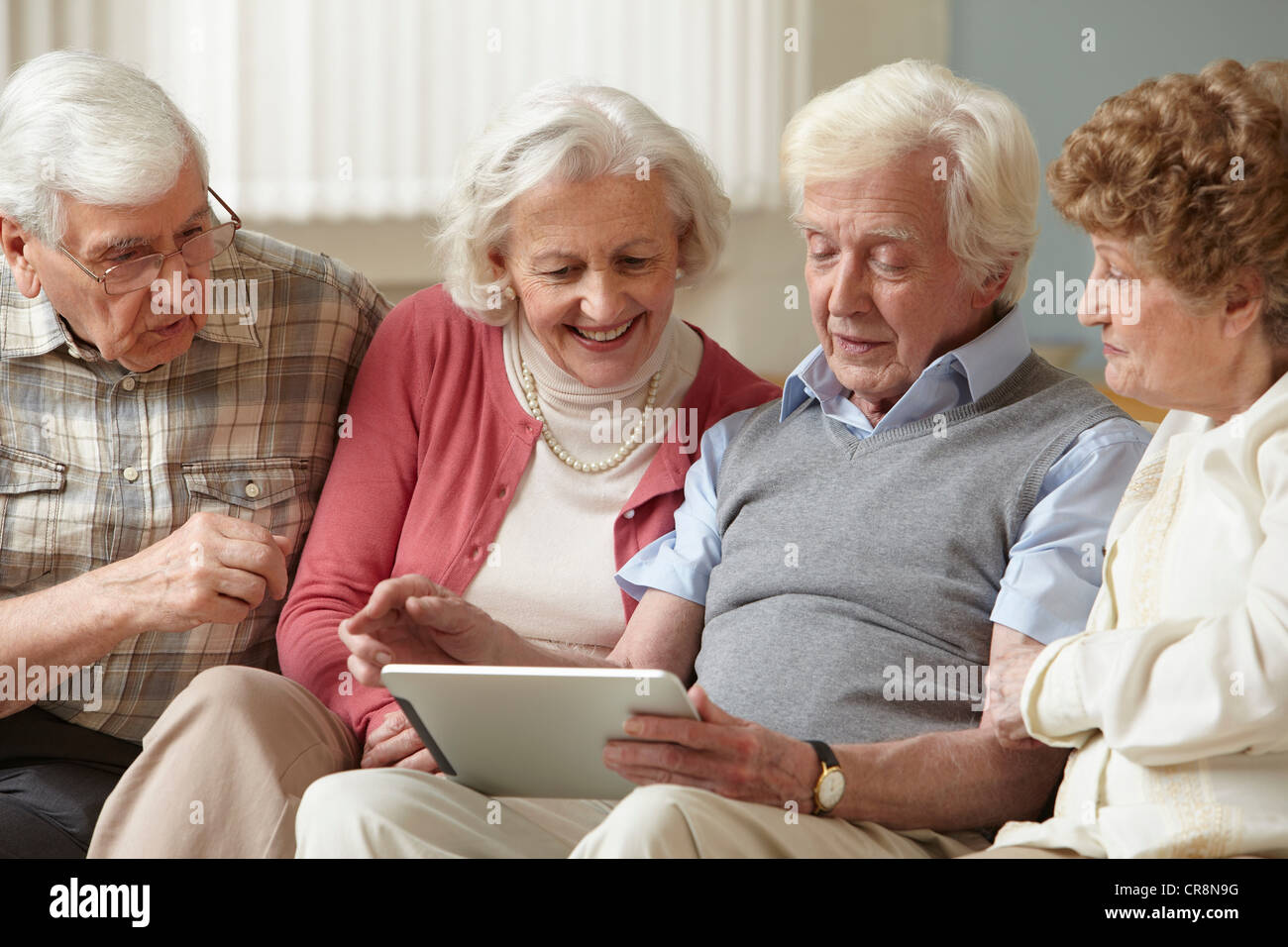 Ältere Erwachsene mit digital-Tablette Stockfoto