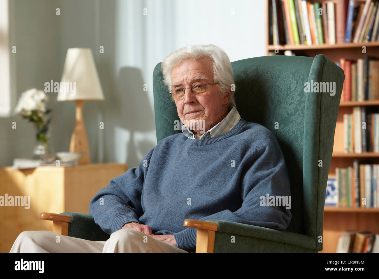 Ältere Mann im Sessel, Porträt Stockfoto