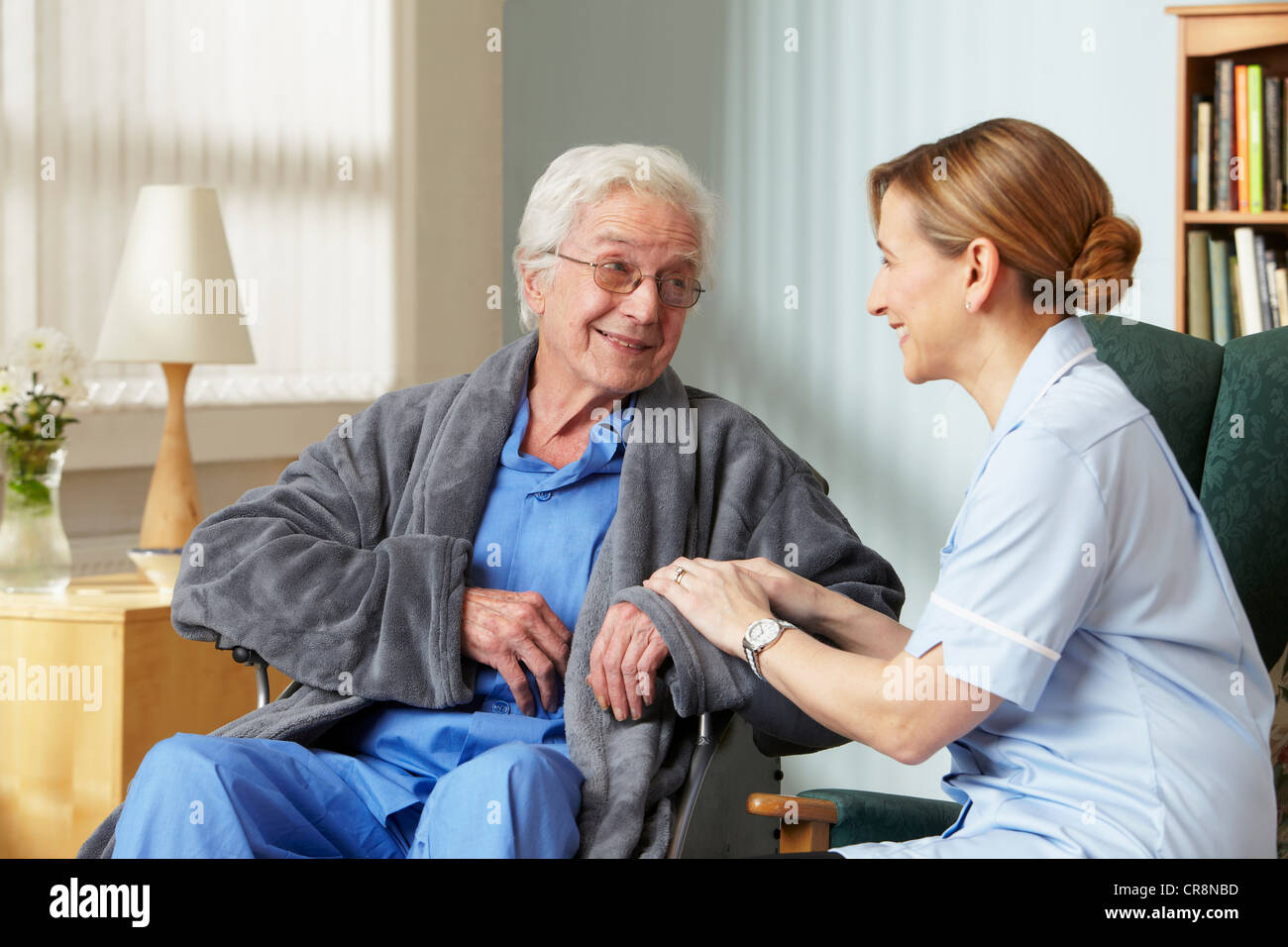 Pfleger berühren Senior mans arm Stockfoto
