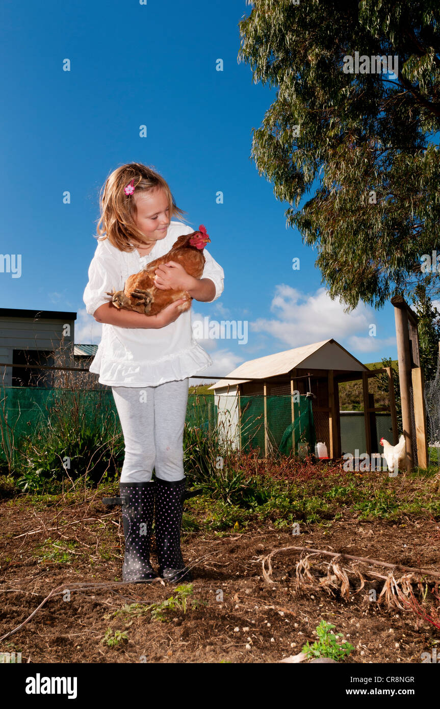 Mädchen hält ein Huhn Stockfoto