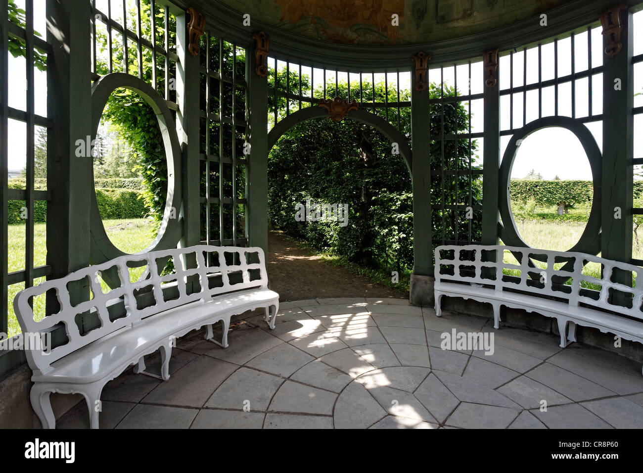 Historischen Pavillon mit Bänken und ovale Fenster, Rokoko-Gärten, Schloss Veitshöchheim Burg, Franken, Niederbayern Stockfoto