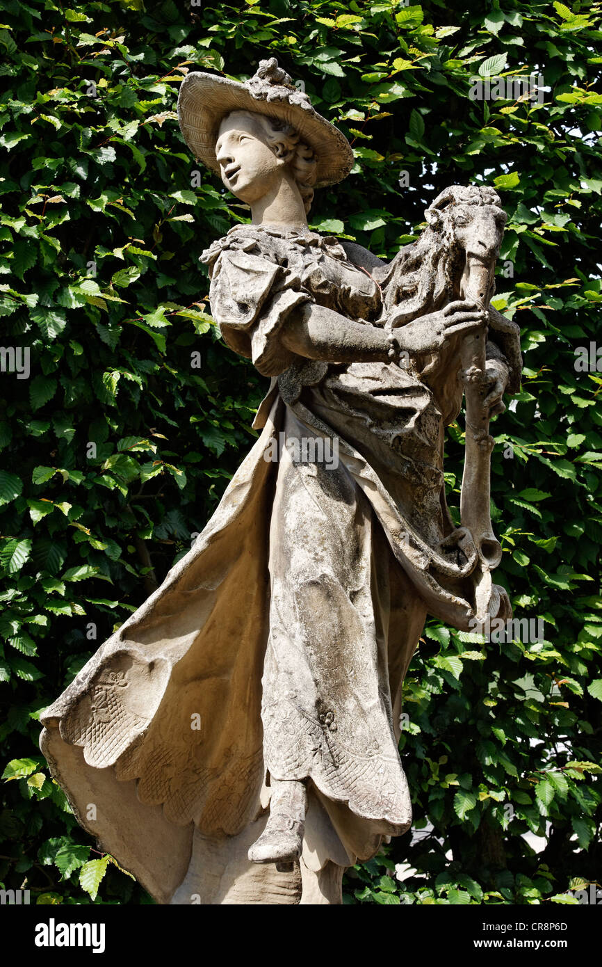 Dame mit dem Flötenspiel, Skulpturen von Ferdinand Tietz, Rokoko-Gärten, Schloss Veitshöchheim Burg Ziege tanzen vor Gericht Stockfoto