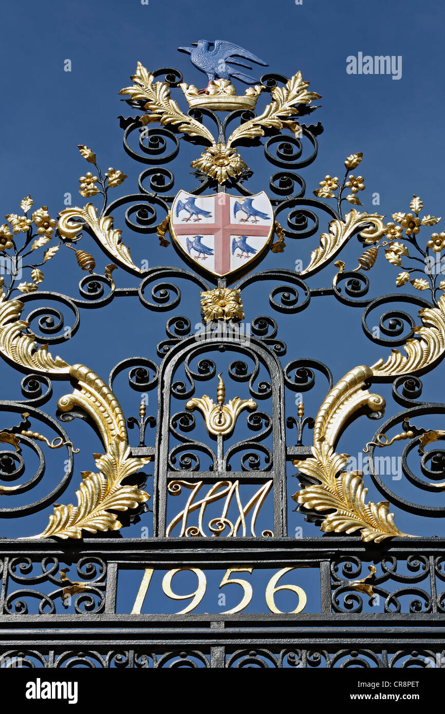 Prächtige schmiedeeiserne Geländer mit Wappen, College of Arms, Historisches Institut der Heraldik, London, England Stockfoto