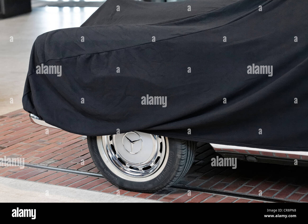 Mercedes Oldtimer bedeckt mit einem schwarzen Tuch mit einem Rad sichtbar, Meilenwerk Duesseldorf, Düsseldorf Stockfoto