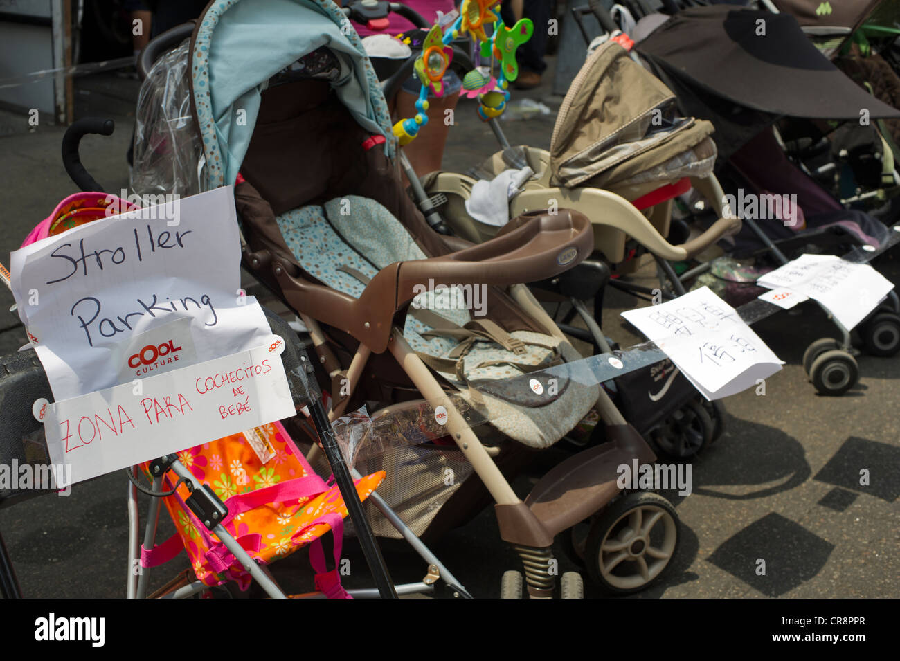 Kammerdiener Kinderwagen Parken ist während der "Ei Brötchen und Ei-Cremes"  Strassenfest in Chinatown in New York zur Verfügung gestellt  Stockfotografie - Alamy