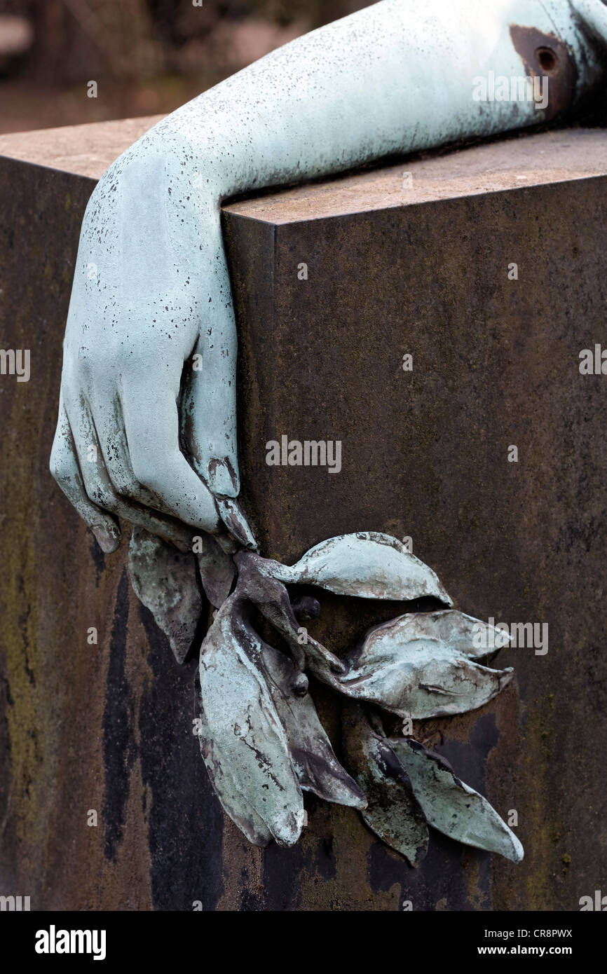 Schlaffen Hand mit herabhängenden Lorbeerzweig, Skulptur einer Frau Trauer, historische Grabdenkmäler, Nordfriedhof Friedhof Stockfoto