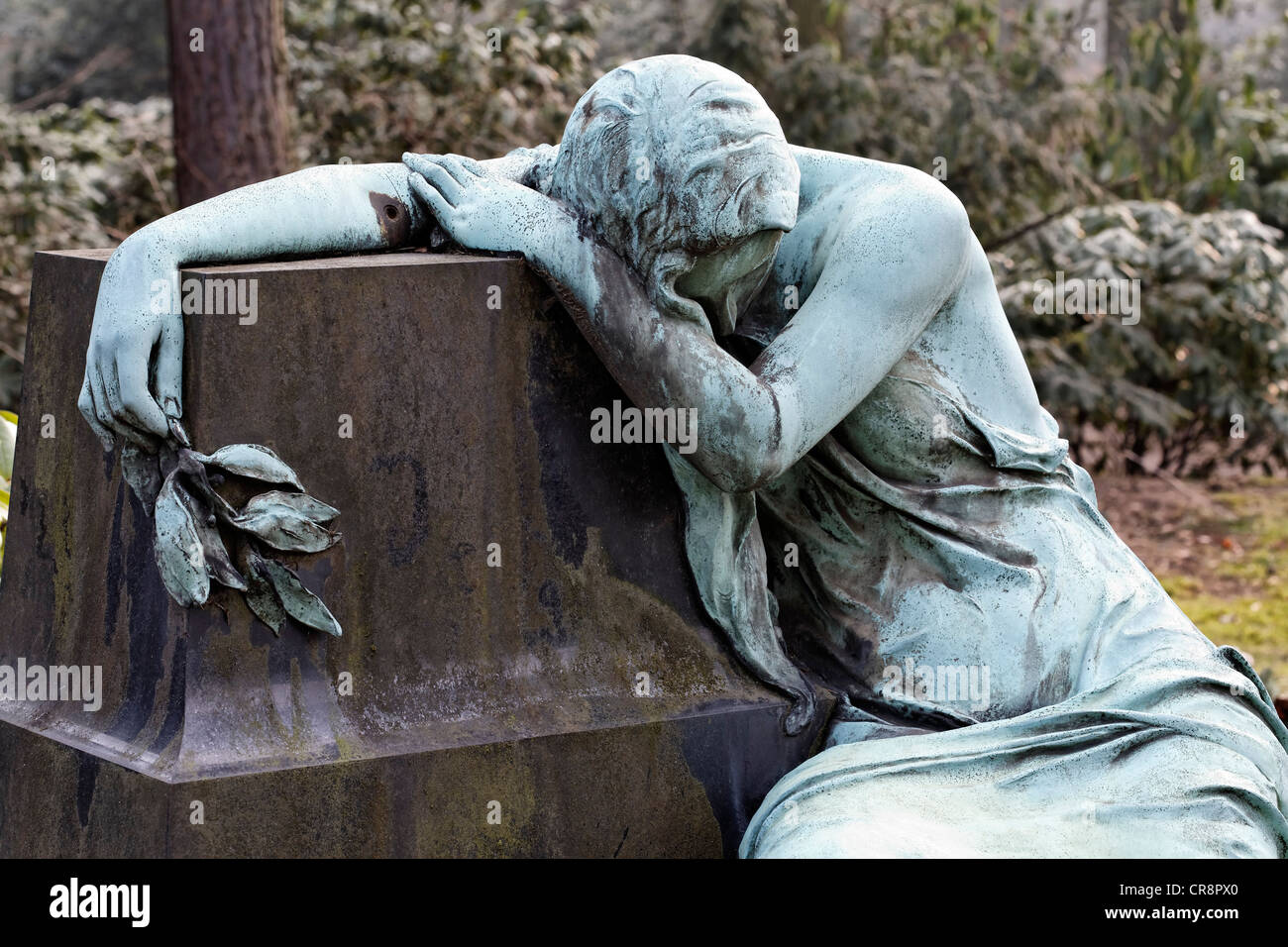 Skulptur von einer Trauer-Frau, historische Grabdenkmäler, Nordfriedhof Friedhof, Düsseldorf, Nordrhein-Westfalen Stockfoto