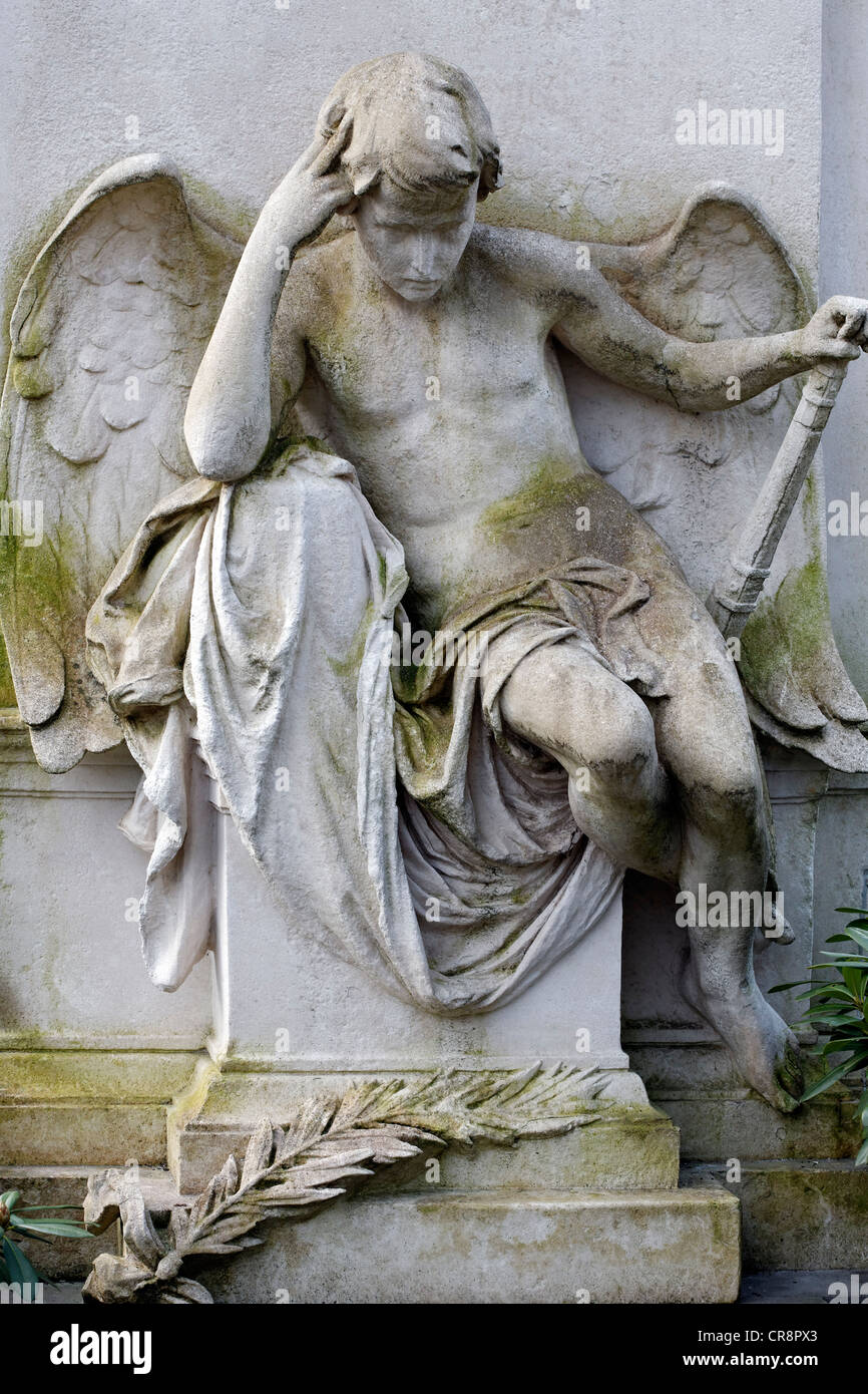 Trauer Engel, historischen Grab Skulptur, Nordfriedhof Friedhof, Düsseldorf, Nordrhein-Westfalen, Deutschland, Europa Stockfoto