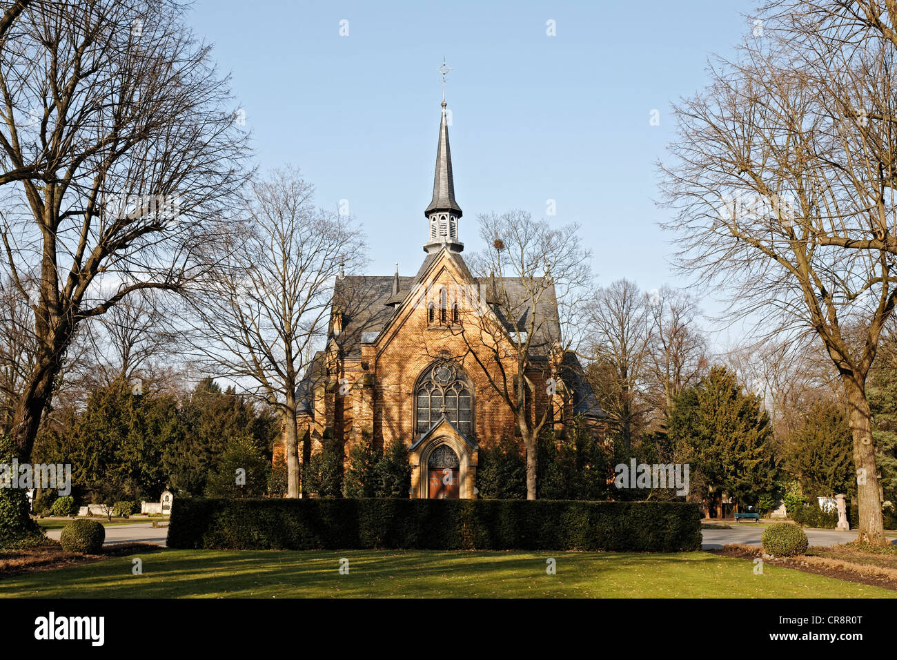 Friedhofskapelle im neugotischen Stil erbaut, Nordfriedhof Friedhof, Düsseldorf, Nordrhein-Westfalen, Deutschland, Europa Stockfoto