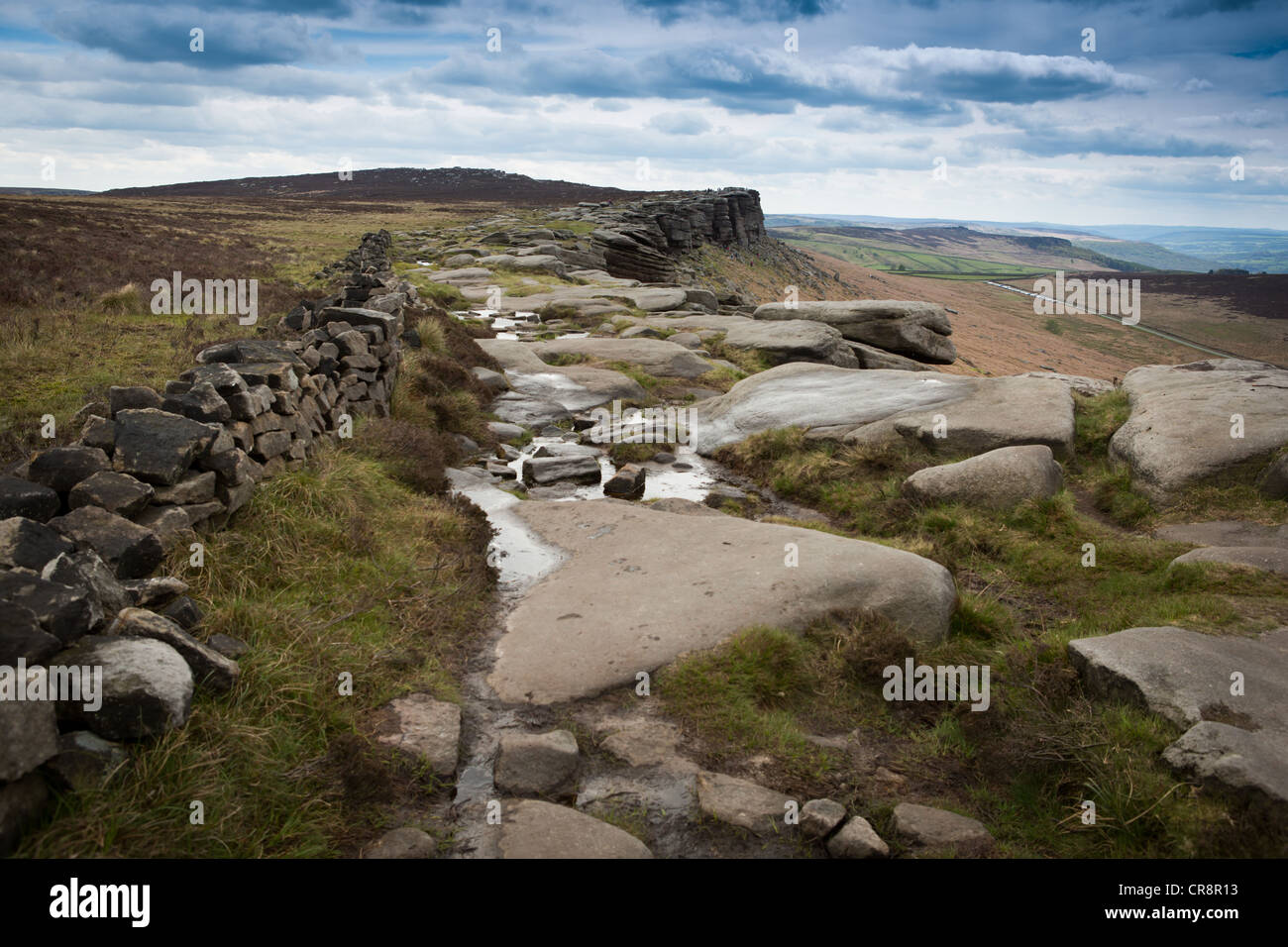 Stanage Edge im Peak District. Die längste Gritstone-Kante in England. In der Nähe von Hathersage, Derbyshire, UK Stockfoto