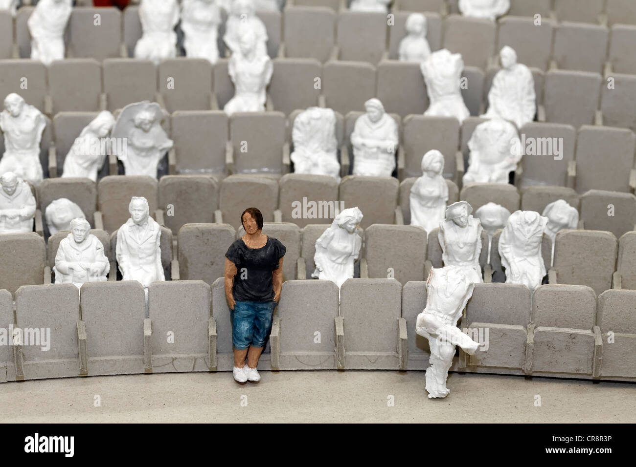 Sitzreihen in einem Theater mit kleinen Figuren, Ausstellung von Schülerarbeiten, Kunstakademie Duesseldorf-Kunst im Kleinformat Stockfoto