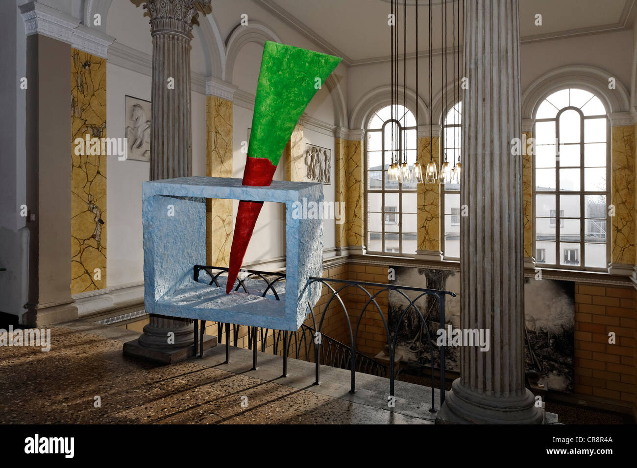 Treppe im Stil des Historismus und moderne Kunstwerke, Ausstellung von Schülerarbeiten, Akademie der Künste der Kunstakademie Duesseldorf Stockfoto