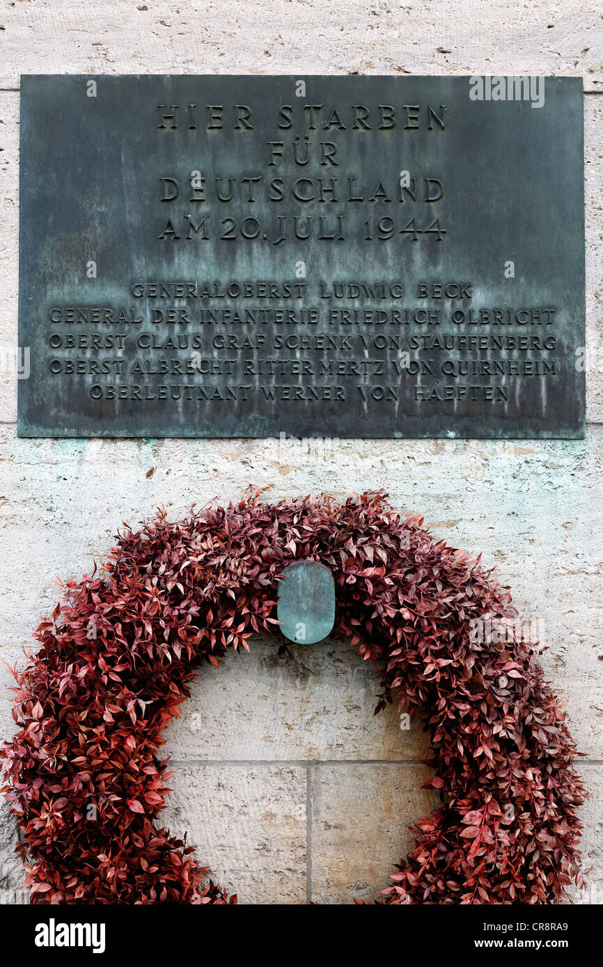 Kranz und Gedenktafel mit den Namen der Nazi-Offiziere, die hingerichtet wurden, German Resistance Memorial, Bendlerblock, Berlin-Mitte Stockfoto