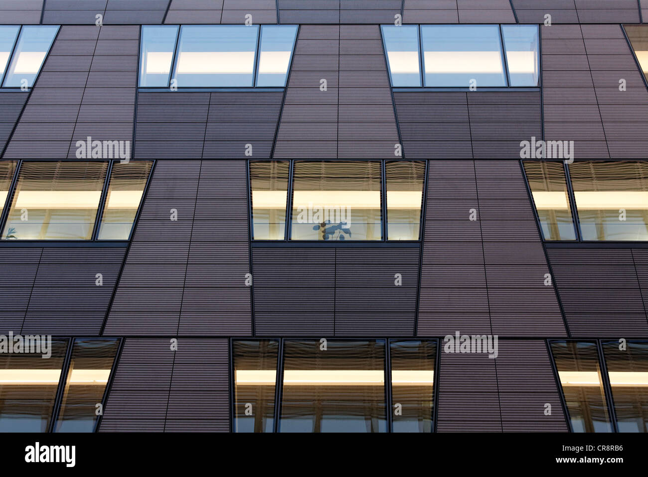 Moderne Fassade mit beleuchteten Fenstern, Bürogebäude im Quartier Daimler, Potsdamer Platz, Berlin, Deutschland, Europa Stockfoto