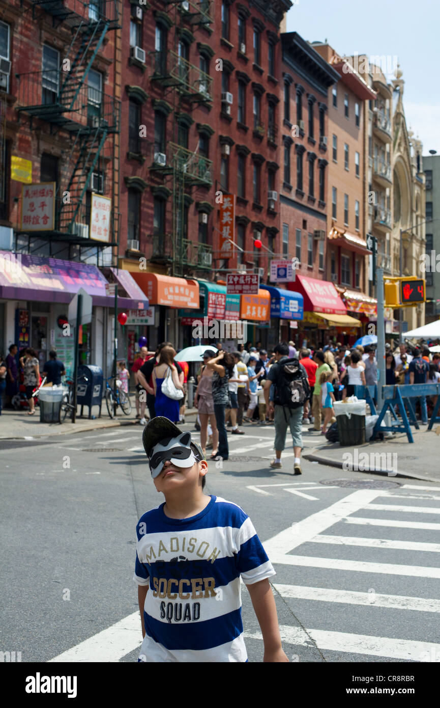 Geschäftige Chinatown in New York während der Eierbrötchen und Ei Cremes Straße Messe auf Sonntag, 10. Juni 2012. (© Richard B. Levine) Stockfoto