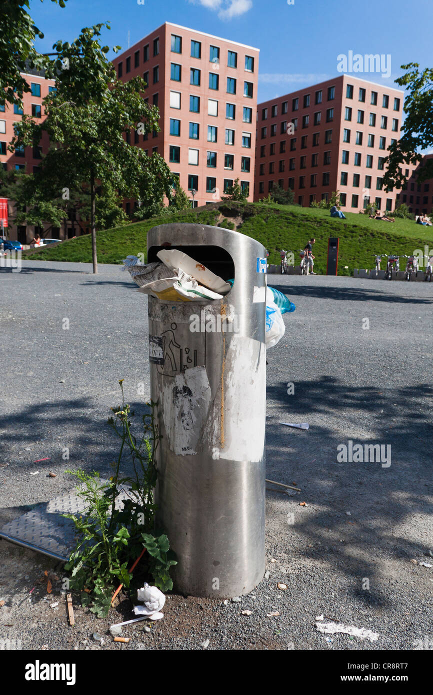 Mülleimer am straßenrand -Fotos und -Bildmaterial in hoher Auflösung – Alamy
