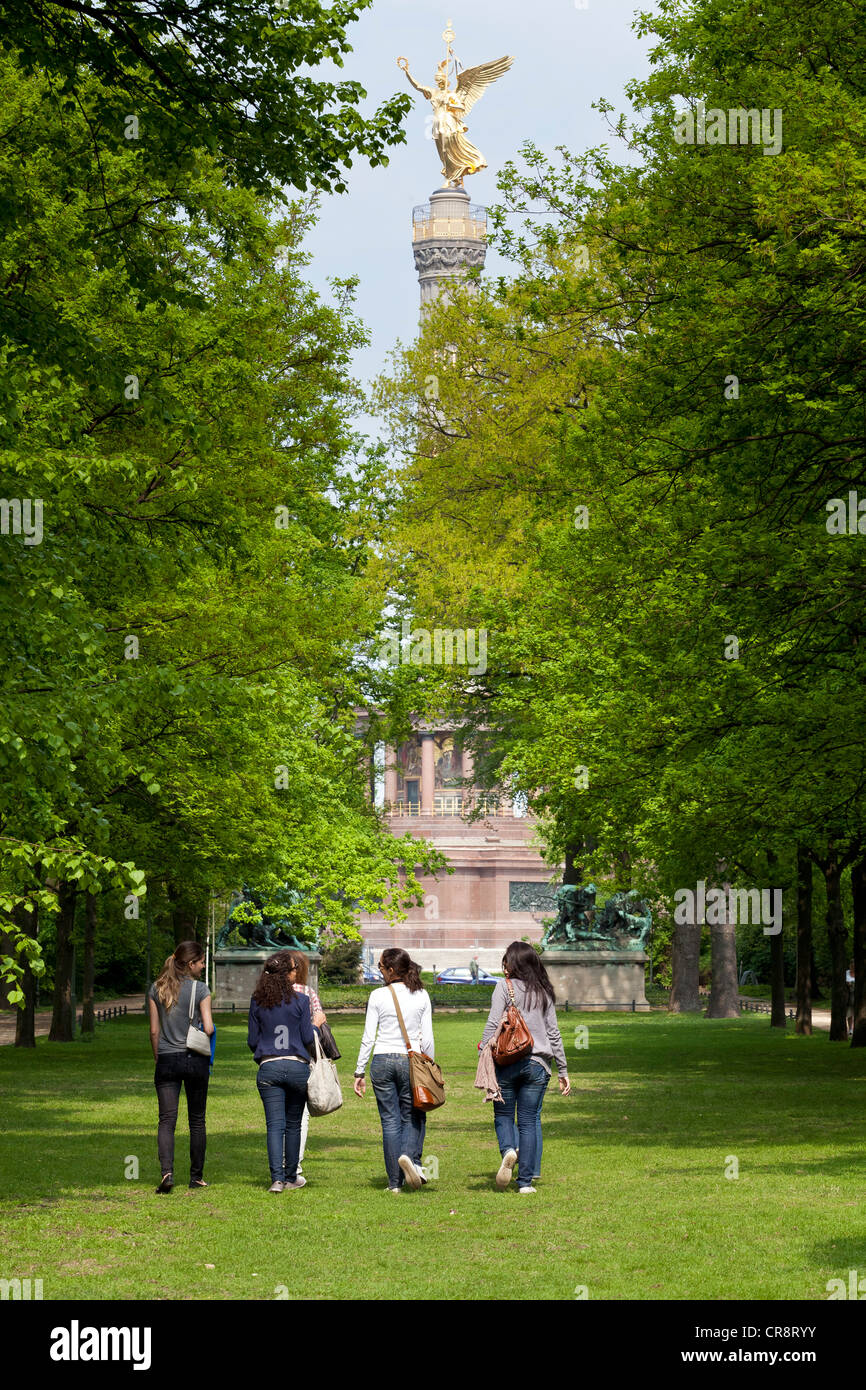 Junge weibliche Touristen bummeln durch's Tiergarten Park in Richtung Siegessaeule, Siegessäule, Stockfoto