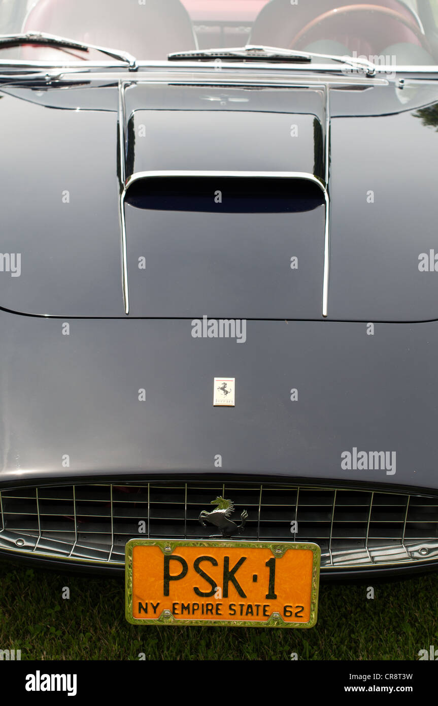 Ferrari-Schild auf einen Oldtimer auf dem Concorso d ' Eleganza Villa d ' Este Automesse in Cernobbio am Comer See in Italien am 27. Mai Stockfoto