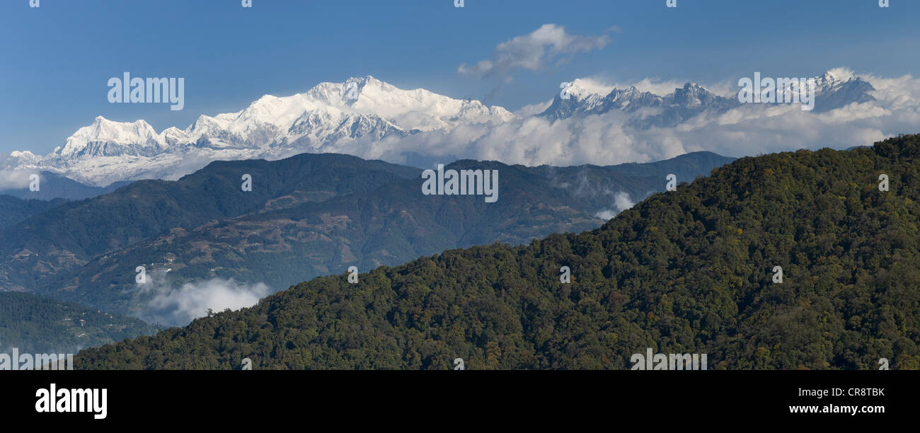 Blick von West Bengal, Indien in Richtung Mount Kangchenjunga an der Grenze zwischen Sikkim und Nepal, Asien Stockfoto