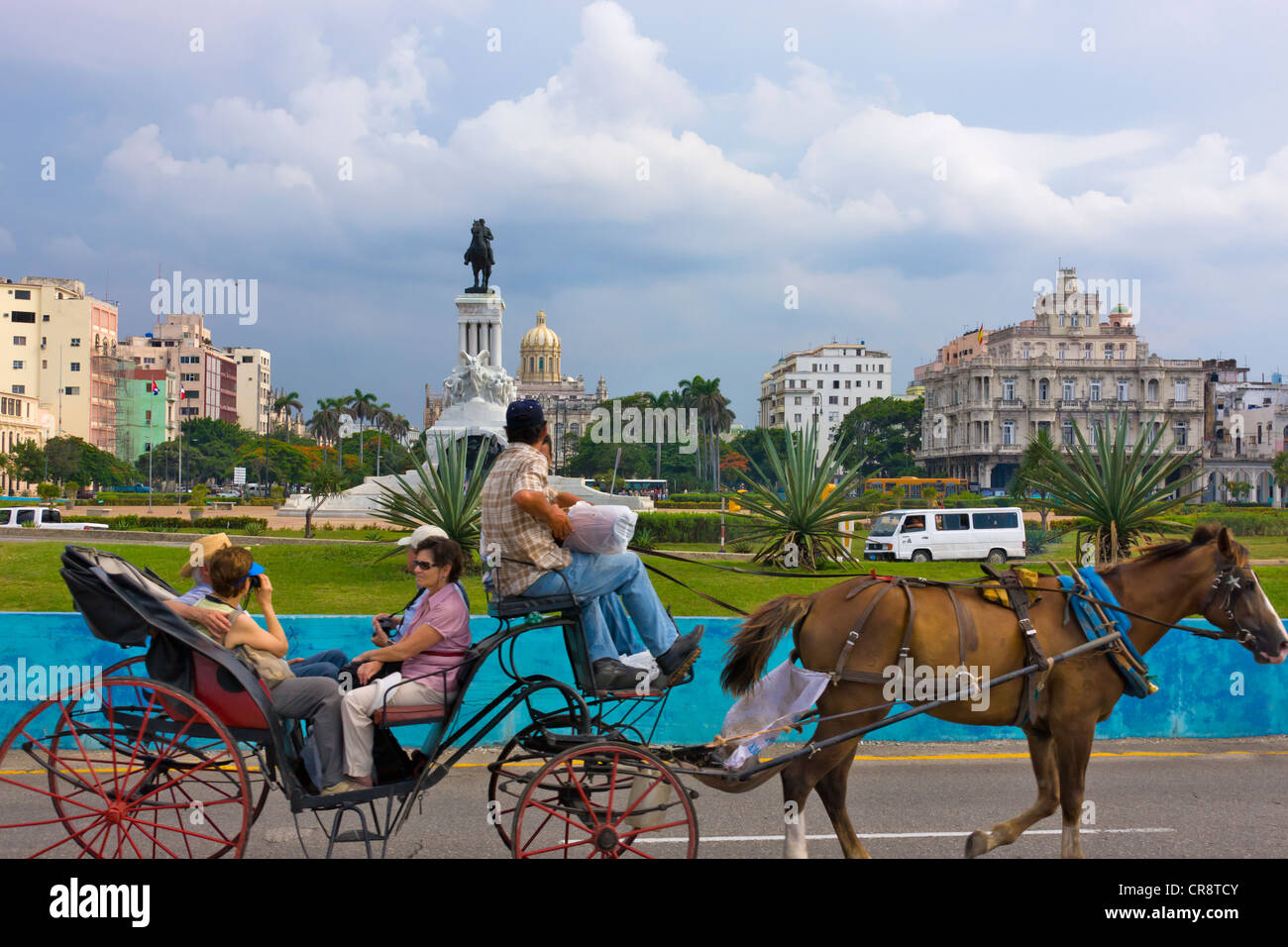 Pferdekutsche auf der Straße in der Altstadt, Havanna, UNESCO-Weltkulturerbe, Kuba Stockfoto