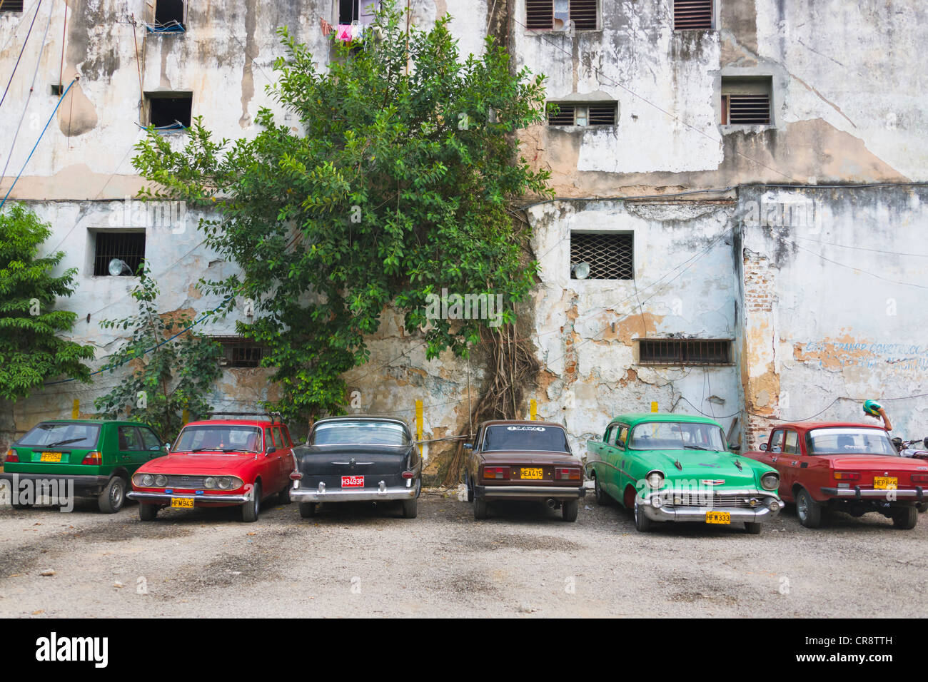 Alte Autos und Gebäude in der Altstadt, Havanna, UNESCO-Weltkulturerbe, Kuba Stockfoto
