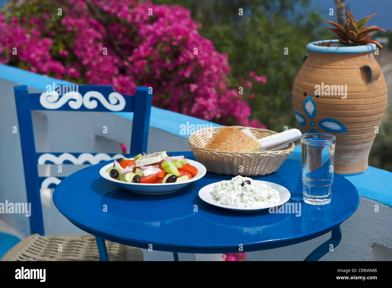 Gedeckter Tisch, griechische Spezialitäten, Taverne in der Nähe von Chora Sfakion, Kreta, Griechenland, Europa Stockfoto