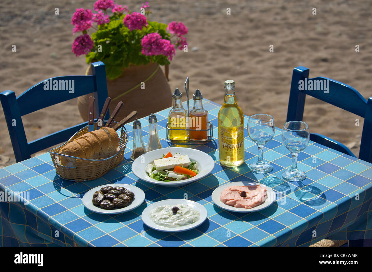 Gedeckter Tisch, griechische Spezialitäten, Taverne in Kato Zakros, Ostküste, Kreta, Griechenland, Europa Stockfoto