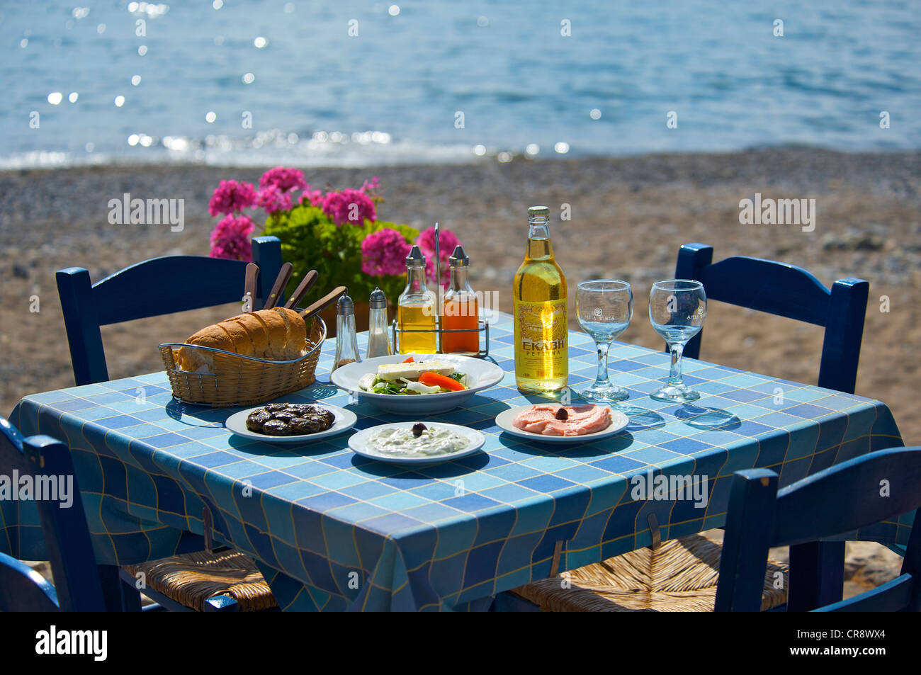 Tisch, Taverne in Kato Zakros, Ostküste, Kreta, Griechenland, Europa Stockfoto