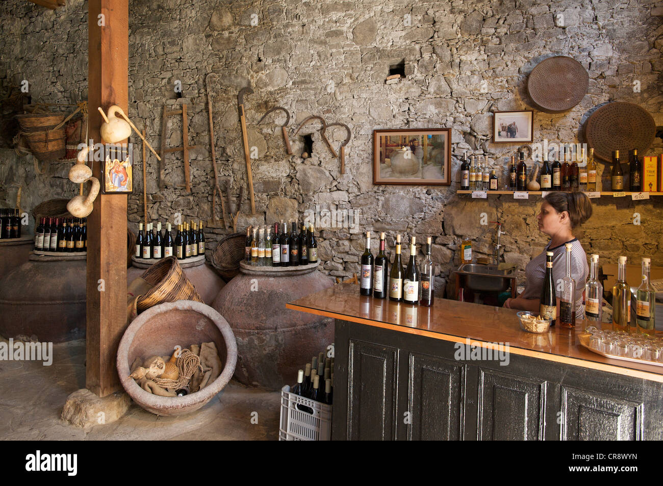 Verkauf von Wein in Omodos, Troodos-Gebirge, Süd-Zypern, Zypern Stockfoto