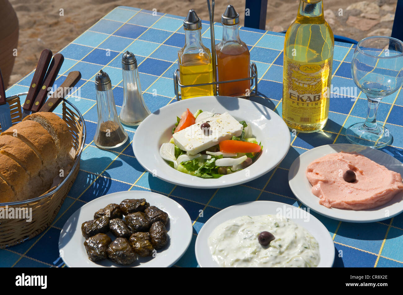 Griechische Vorspeisen in einer Taverne in Kato Zakros, Ostküste, Kreta, Griechenland, Europa Stockfoto