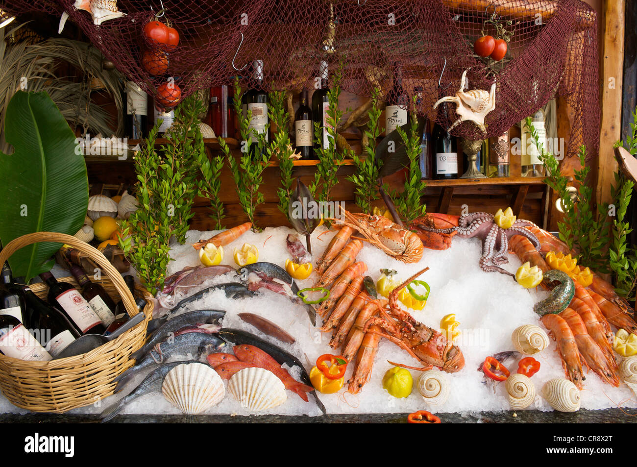 Fisch und Meeresfrüchte auf dem Display in das Fenster einer Taverne in Rethymnon, Kreta, Griechenland, Europa Stockfoto