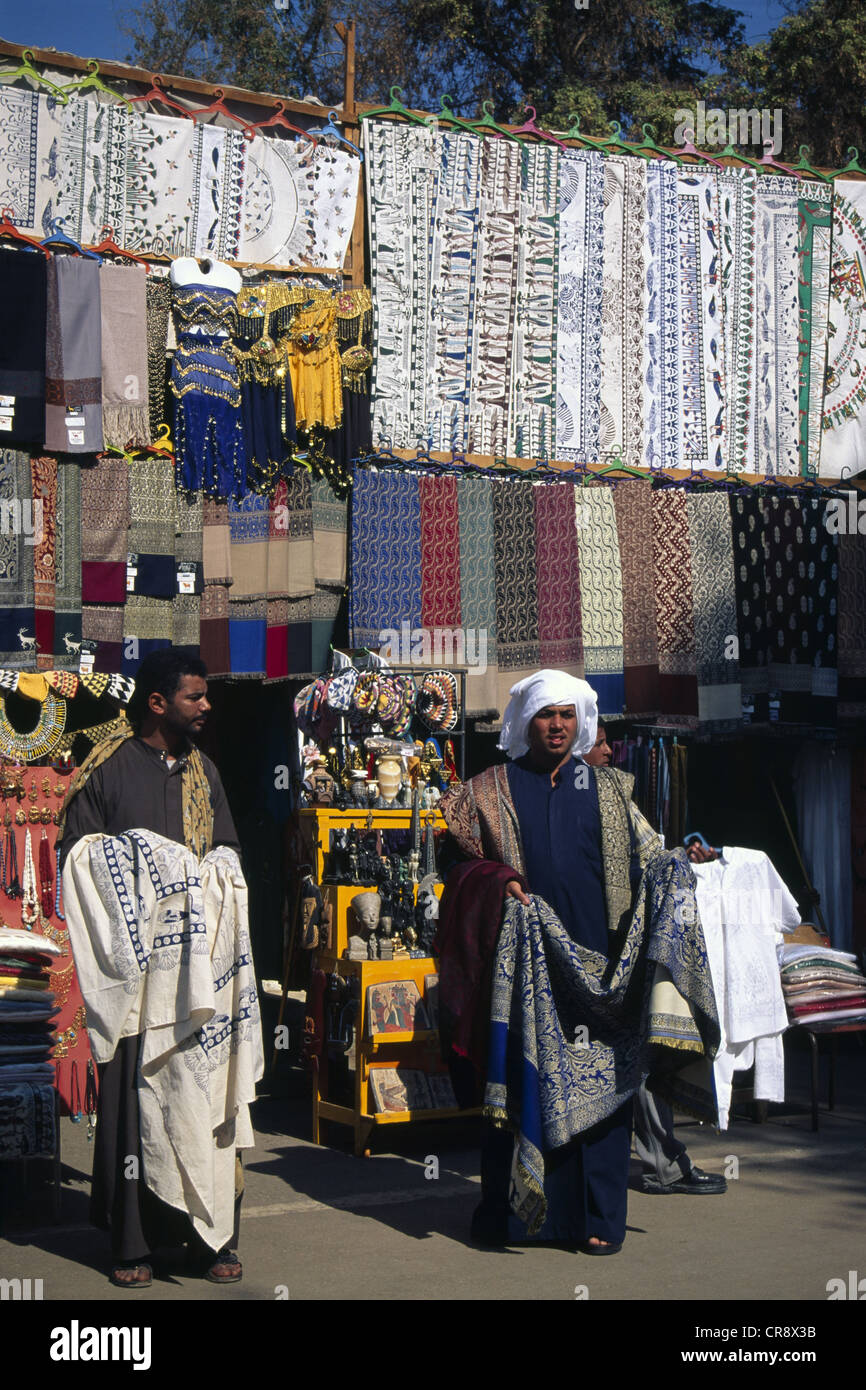 Souvenirs zum Verkauf auf einem Basar, Assuan, Ägypten Stockfoto