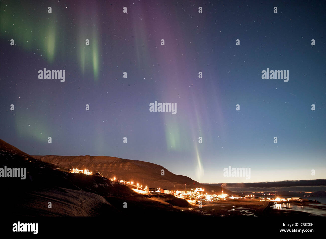 Schwache Nordlichter, Aurora Borealis, oberhalb der Stadt Longyearbyen, Svalbard, Spitzbergen, Norwegen, Skandinavien, Europa Stockfoto