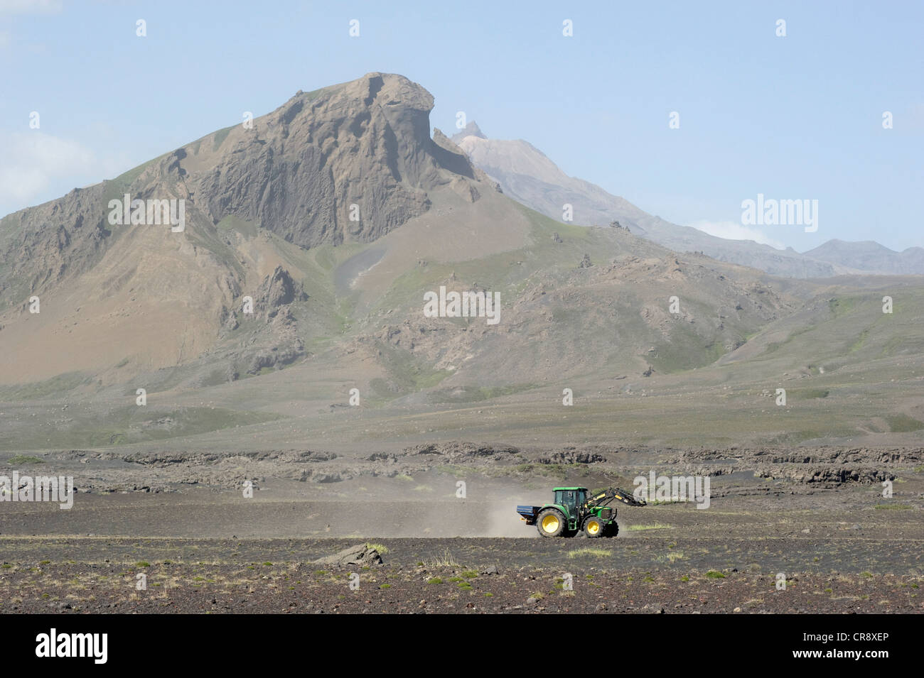 Kampf gegen die Asche des Vulkans Eyjafjallajoekull, Traktor, die Verbreitung von Dünger auf die Asche durch Anlage zu kompensieren Stockfoto