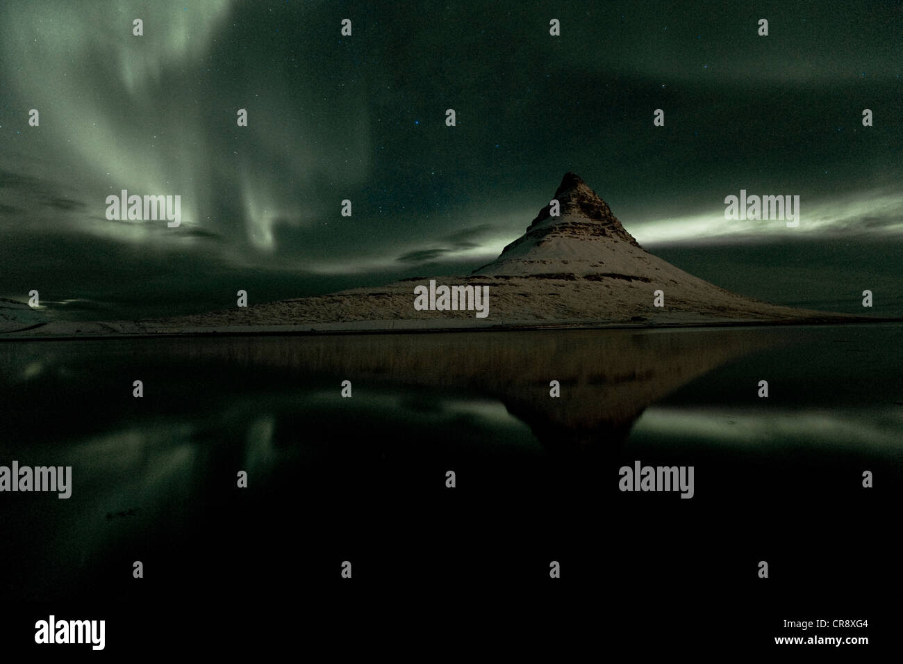 Polarlichter (Aurora Borealis), Kirkjufell Berg, Grundarfjoerður, Snæfellsnes Halbinsel, West-Island, Europa Stockfoto