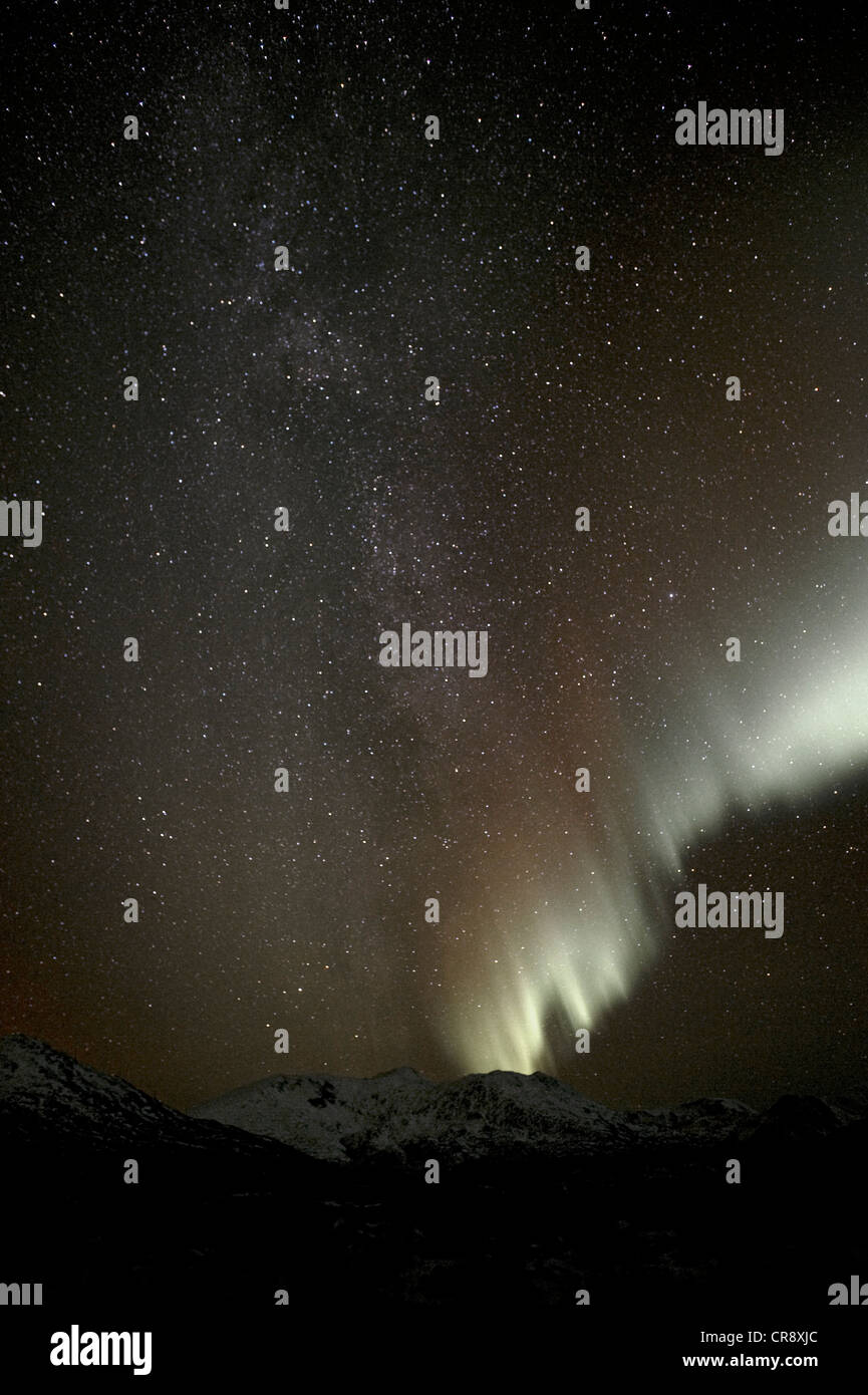 Die Milchstraße und die Nordlichter (Aurora Borealis), Finnmark und Troms, Norwegen, Europa Stockfoto