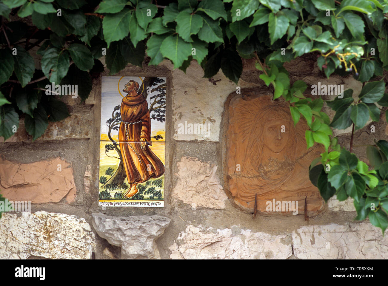 St. Francis, bemalte Keramik Fliesen auf Display, Assisi, Umbrien, Italien, Europa Stockfoto