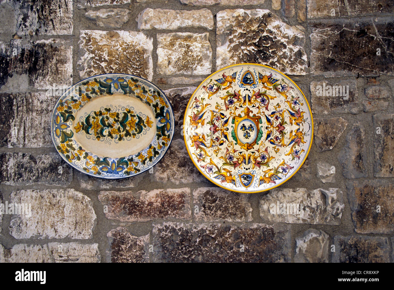 Handbemalte Keramikteller, Gubbio, Umbrien, Italien, Europa Stockfoto