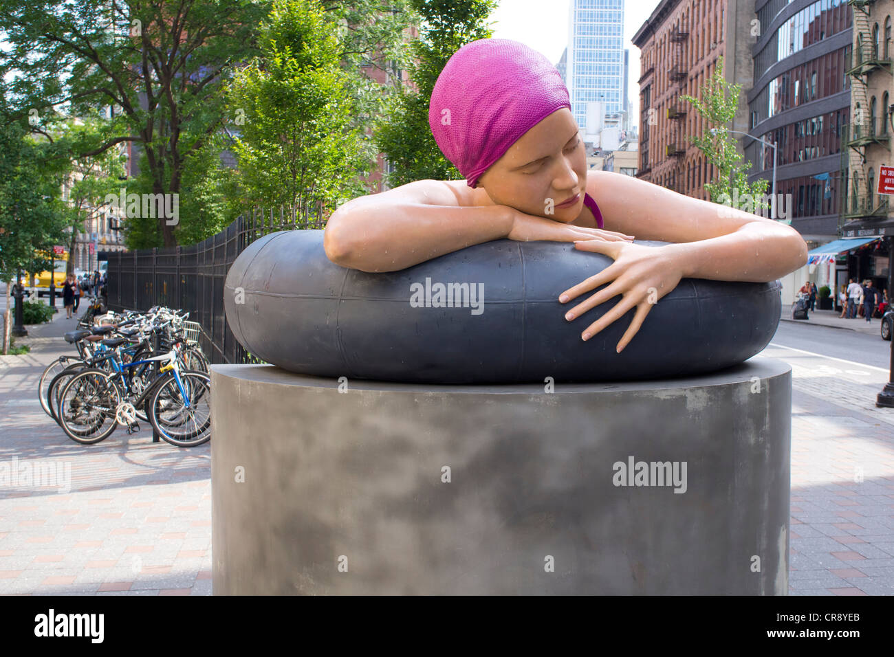 Das Überleben von Serena, eine öffentliche Skulptur von Carole A. Feuerman in Soho, New York City. Mit freundlicher Genehmigung von Jim Kempner Fine Art Stockfoto