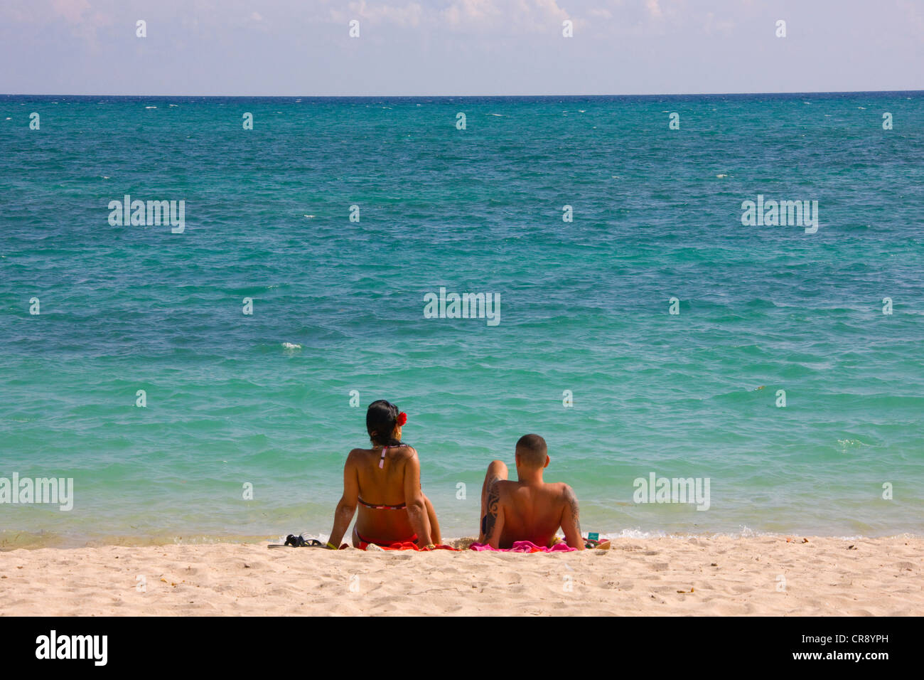 Touristen am Strand, Trinidad, Kuba Stockfoto