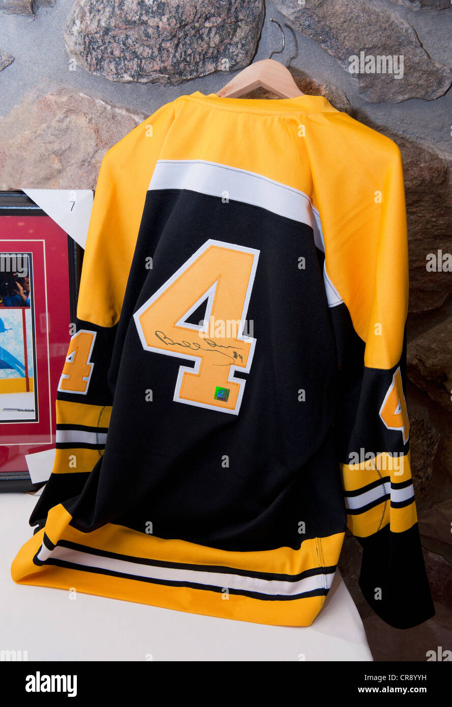 Bobby Orr handsignierte Pullover. Orr war ein all-star-Verteidiger spielte für die Boston Bruins für den Großteil seiner Karriere. Stockfoto