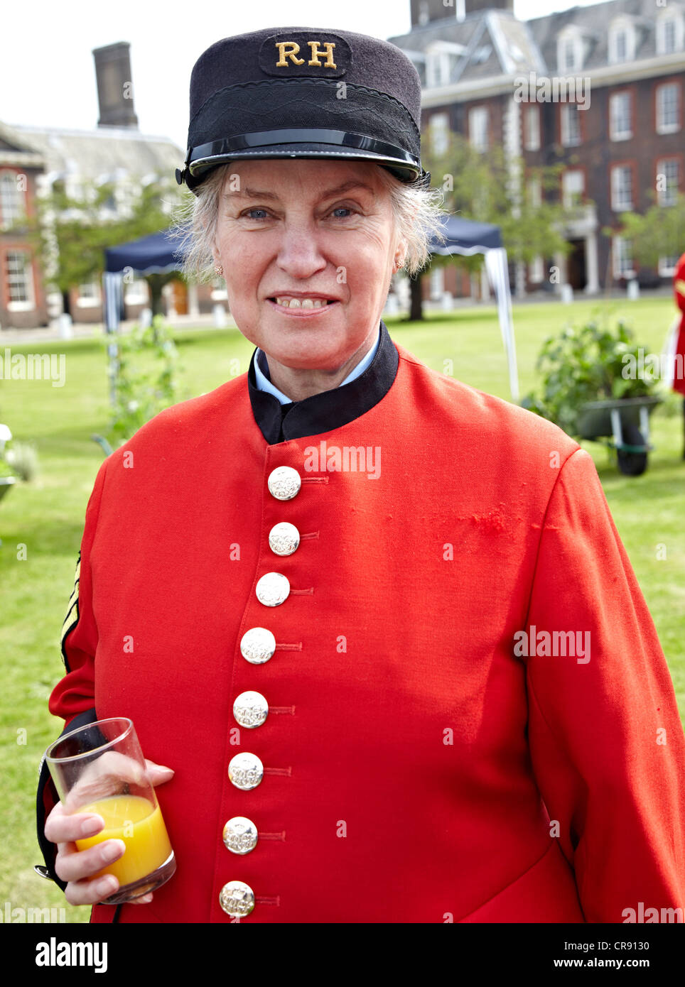 Weibliche Chelsea Pensionär bei der Chelsea Flower Show London UK Stockfoto