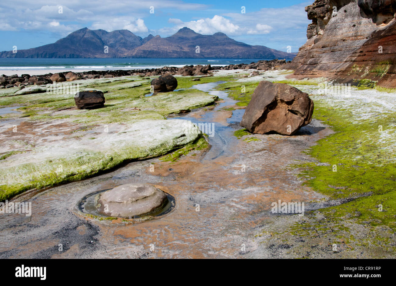 eine Landschaft der Bucht von Laig Insel Eigg mit der Isle of Rum in den Hintergrund und gute Vordergrund Interesse Schottland Stockfoto